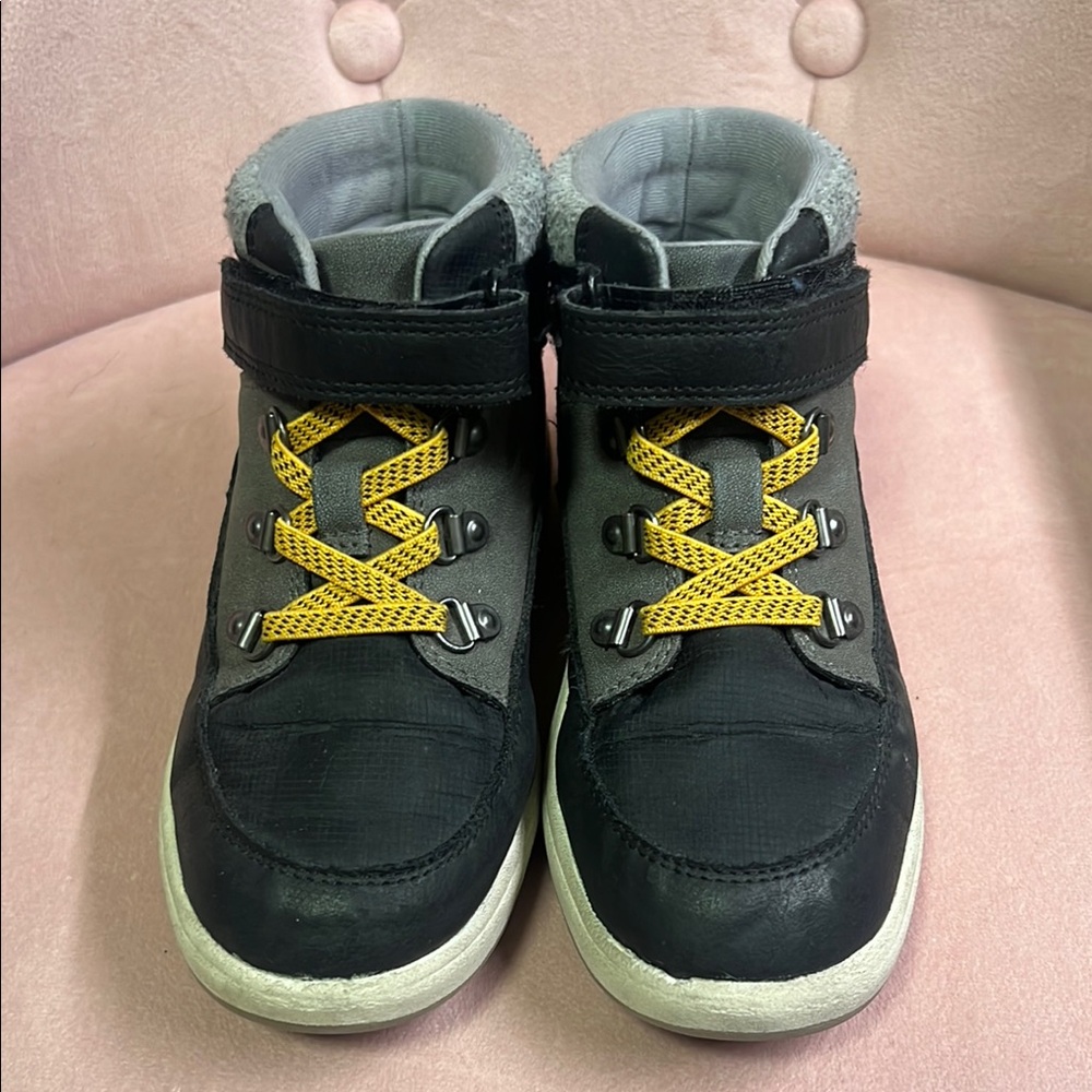 Cat & Jack boys size 12 Kids Black/gray boots, GUC